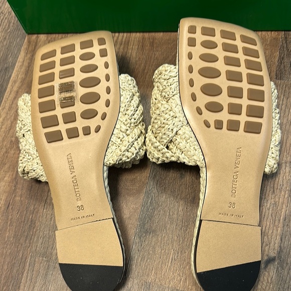 Bottega Veneta Women\'s Cream Woven Sandals